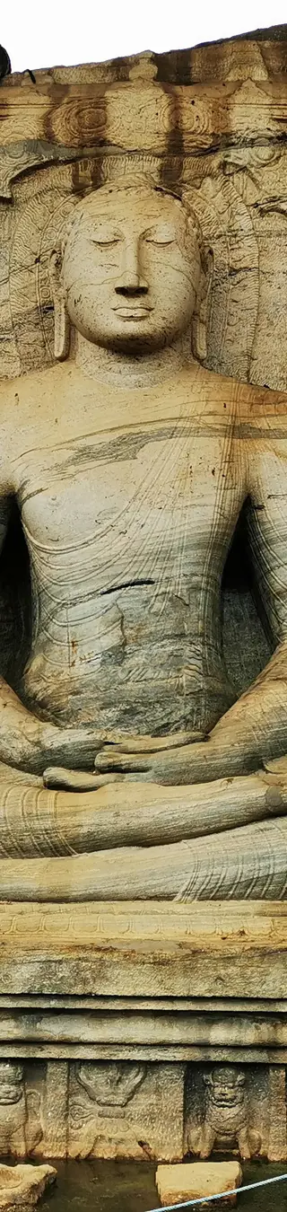 Spüre die Stille vor den Buddha-Statuen von Gal Vihara